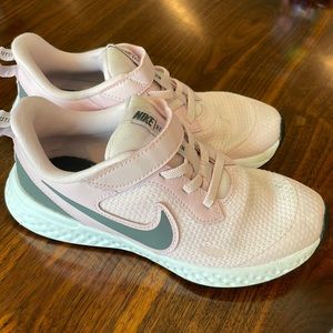 GUC Girls Nike Revolution Size 1Y